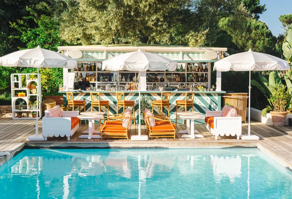 Piscine et bar extérieur de La Tartane