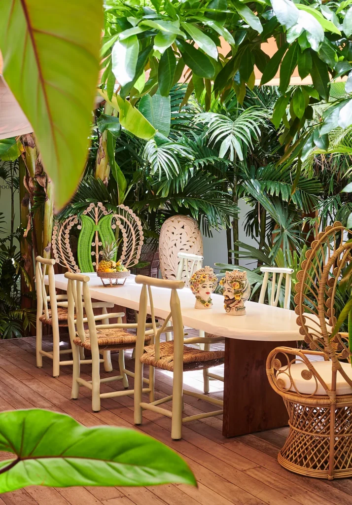 Restaurant dans un jardin tropical d’un établissement 369° Hôtels-Maisons