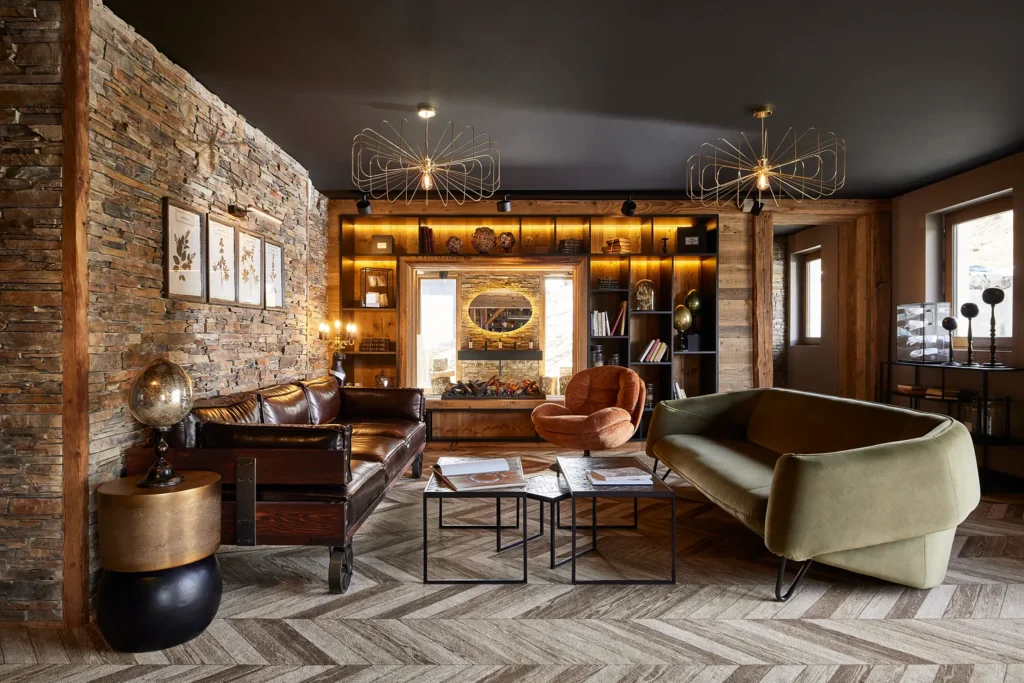Lobby en pierre et bois dans un établissement 369° Hôtels-Maisons
