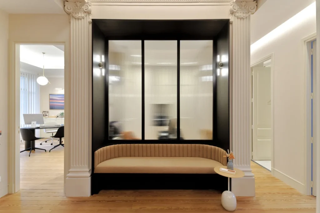Built-in seating within a circulation space at Clinique Anthèse in Bordeaux.