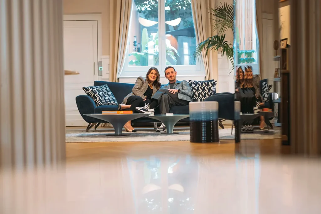 Emma and Romain Lavocat seated in the salon at Clinique Anthèse in Bordeaux.