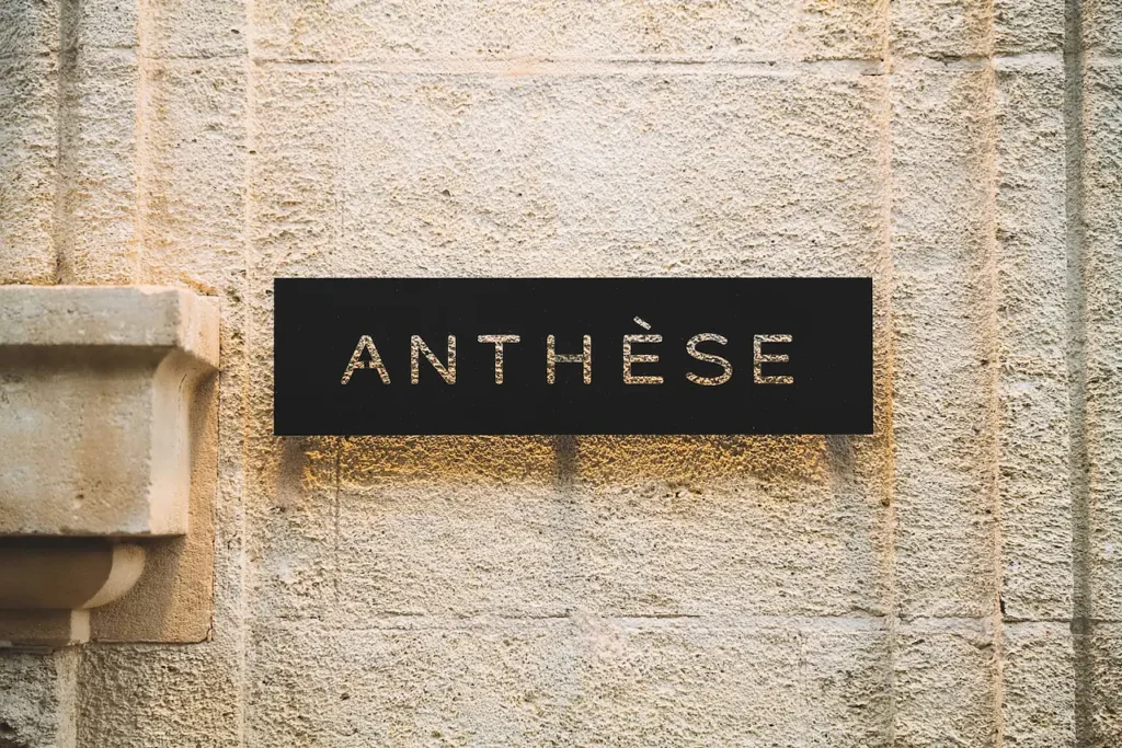 Anthèse signage on the stone façade of the clinic in Bordeaux.