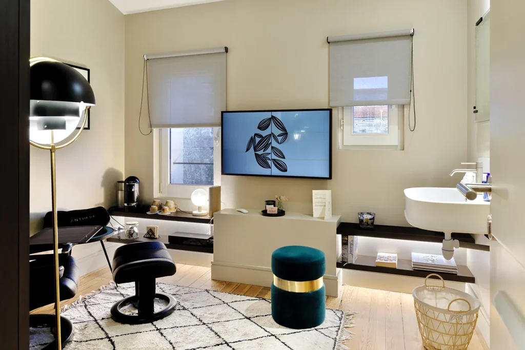 Equipped room at Clinique Anthèse in Bordeaux, with chair, screen and basin.