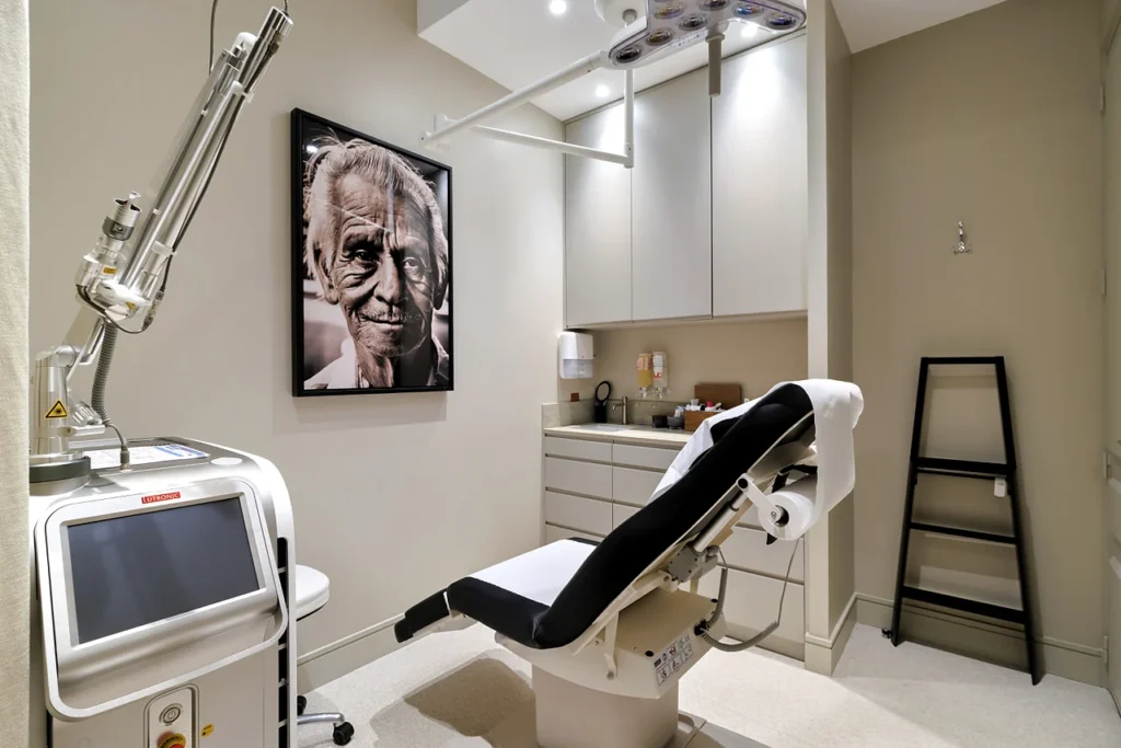 Equipped treatment room at Clinique Anthèse in Bordeaux, with chair and treatment device.