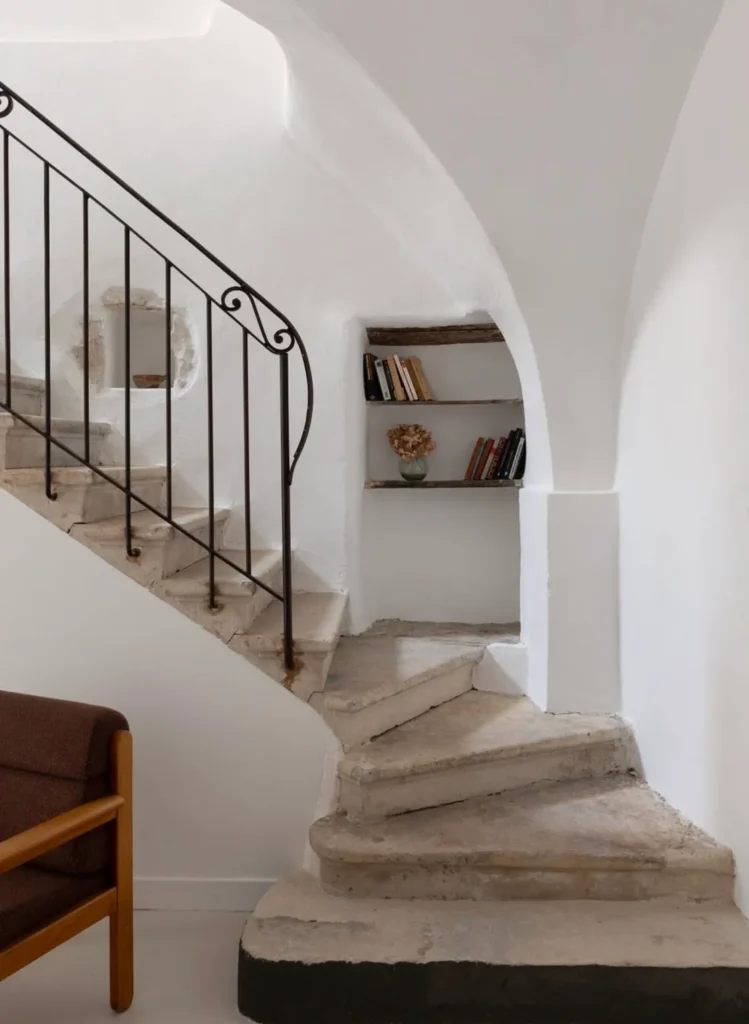 The vaulted staircase at Pantoufle Hôtel