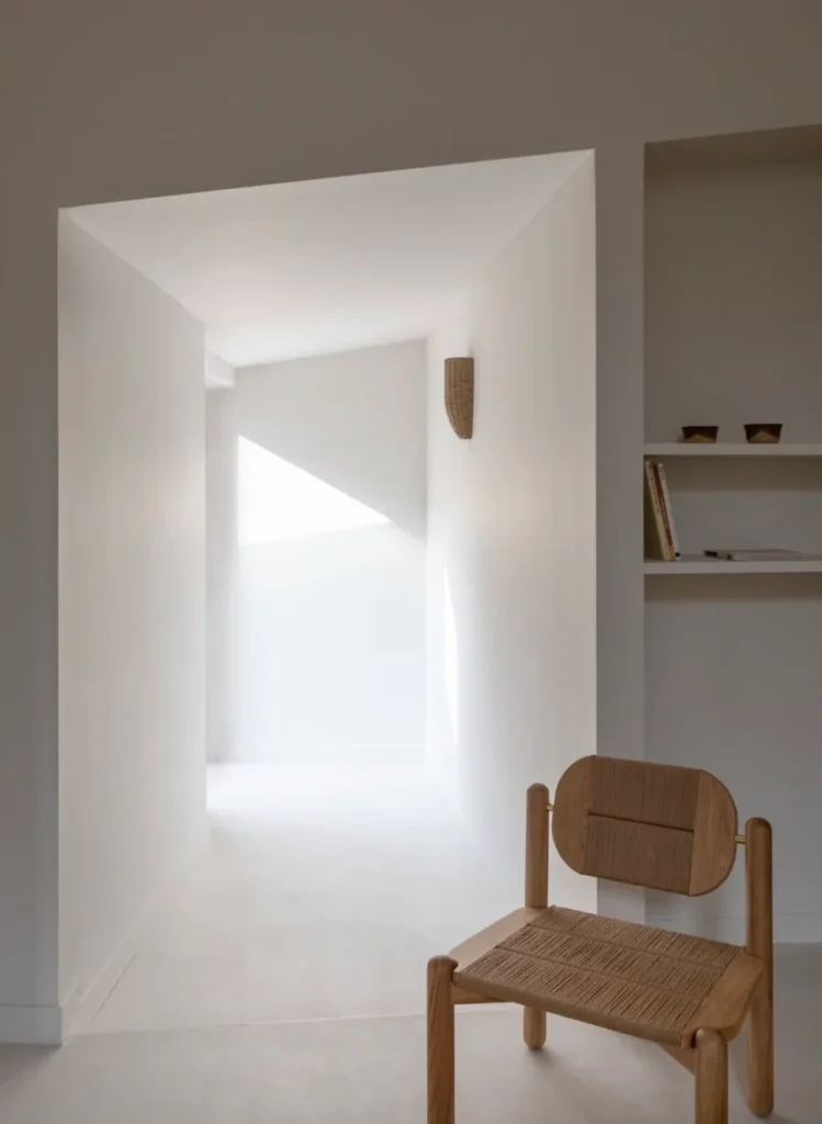 A passage at Pantoufle Hôtel with a chair