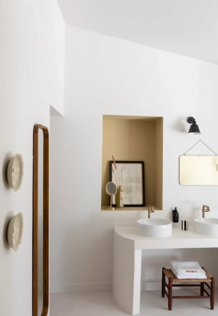 The bathroom at Pantoufle Hôtel with its wall niche